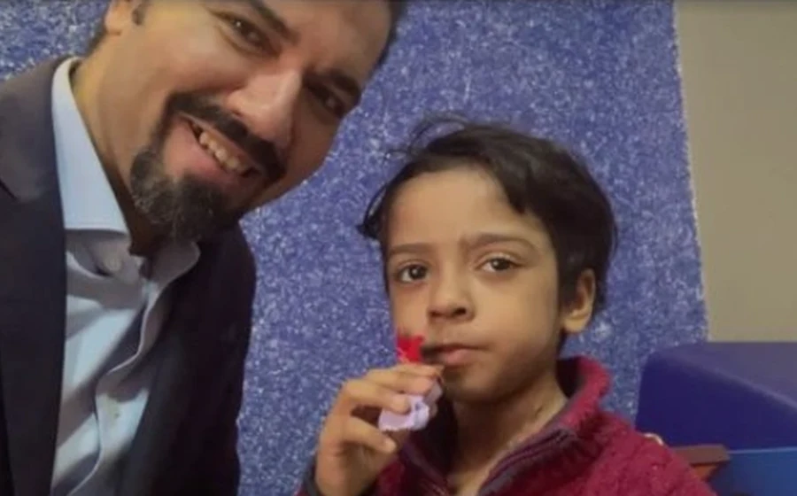 إنقاذ طفل عمره أيام بيعاني من عيب خلقي في الجهاز الهضمي